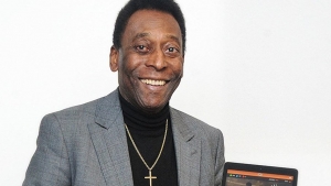Pelé é internado em hospital de São Paulo após desmaiar