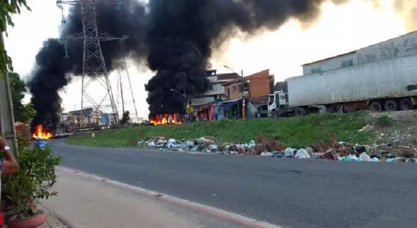 Manifestação com fogo em pneus fecha os dois lados da Avenida Independência