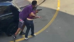 Vídeo: assaltante que fazia mulher refém é morto a tiros