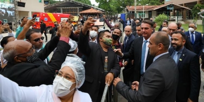 Sob gritos de &#039;mito&#039;, Bolsonaro e comitiva são recebidos em Ananindeua