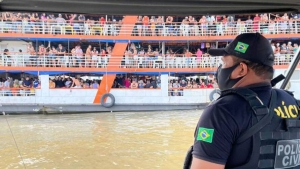 Barco superlotado com 1,6 mil pessoas é apreendido em Belém