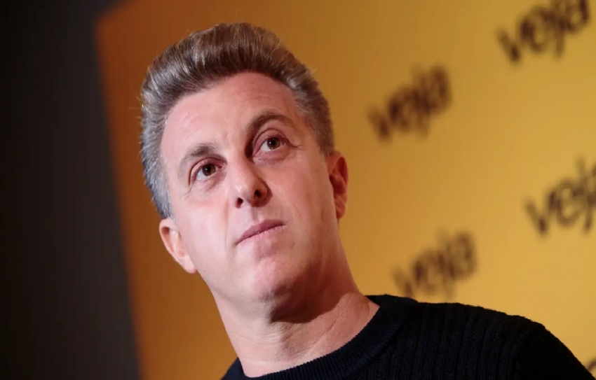 Luciano Huck nega ser contra Bolsa Família após declaração causar polêmica Leia mais em: https://veja.abril.com.br/brasil/luciano-huck-nega-ser-contra-bolsa-familia-apos-declaracao-causar-polemica/