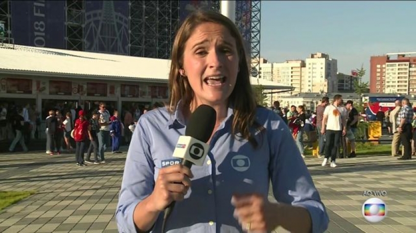 amentável! Torcedor tenta beijar repórter da Globo na Rússia: "É horrível. Eu me sinto indefesa"