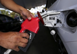 Petrobras adota nova redução no preço da gasolina; veja