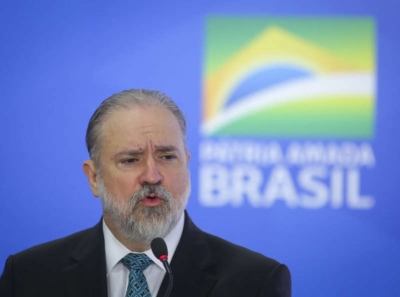 Supremo não pode obrigar Bolsonaro a usar máscara, diz Aras