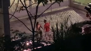 VÍDEO: homem espanca mulher em frente à Praça Santuário, em Nazaré