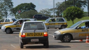 Projeto de lei que autoriza tirar CNH sem autoescola vai para análise