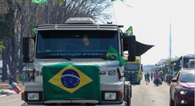 Caminhoneiros fazem manifestação em Brasília e em mais onze estados