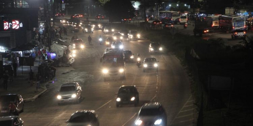 Trânsito intenso mas sem congestionamentos na saída de Belém nesta noite de Quinta-Feira Santa